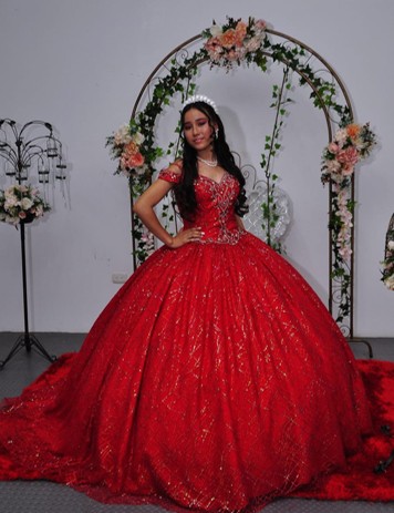 Vestido de XV Rojo con Detalles Plateados1 Vestido de XV Rojo con plateado– La Pasión y Elegancia de tu Gran Noche
