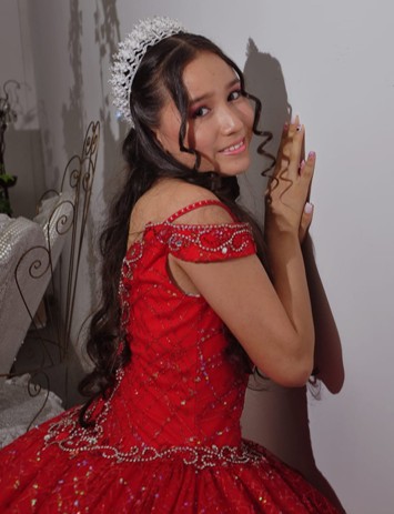 Vestido de XV Rojo con Detalles Plateados2 Vestido de XV Rojo con plateado– La Pasión y Elegancia de tu Gran Noche