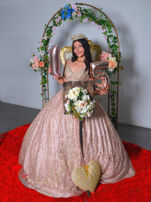 Vestido de XV Oro Rosa Imperial – La Elegancia Perfecta para tu Gran Noche