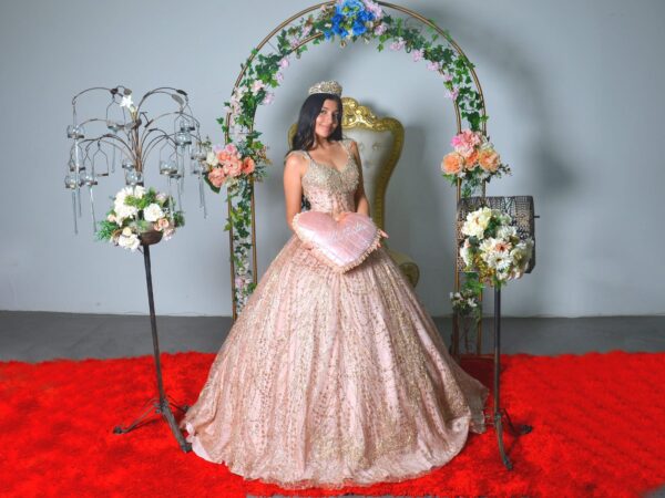 Vestido de XV Oro Rosa Imperial – La Elegancia Perfecta para tu Gran Noche
