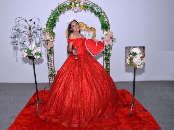 corazon Vestido de XV Rojo con plateado– La Pasión y Elegancia de tu Gran Noche