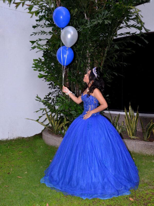 Vestido de XV Azul Eléctrico Tipo Corset con Transparencia – Estilo, Glamour y Audacia en tu Gran Noche