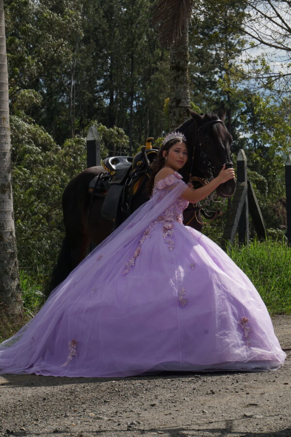 Vestido de XV Lila con capa